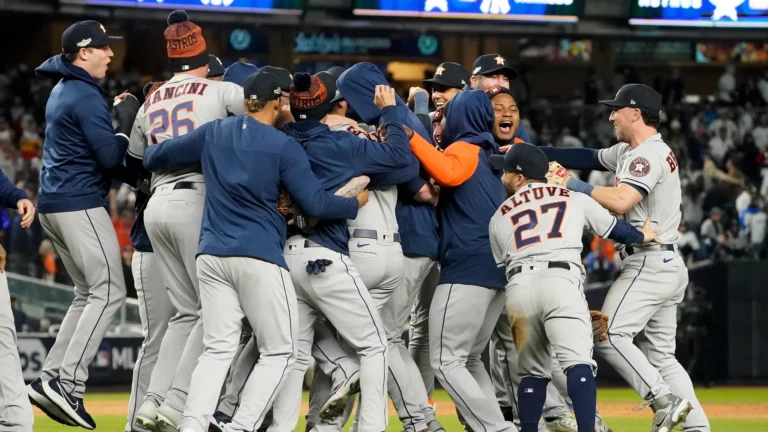 Astros Rally Past the Yankees and Return to .500